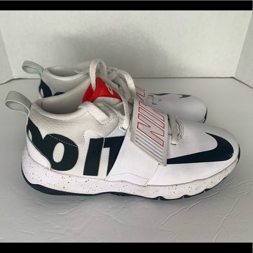 Nike team hustle D8 unisex tennis shoes size 6